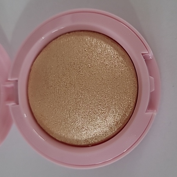 Dew Me Baked Highlighter Powder - Picture 4 of 7